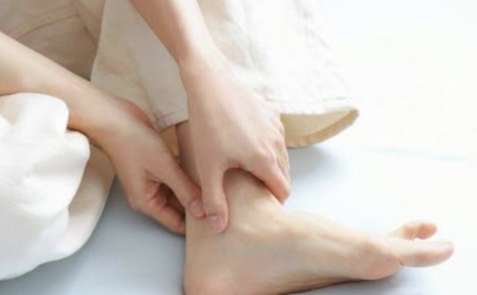 足首の硬さが腰痛の原因になることがあります 足首の硬さが腰痛の原因になることがあります